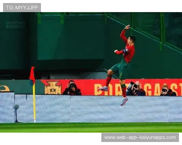 任意球短斜跑位后点补射破网夺三分 任意球短斜跑位后点补射破网夺三分